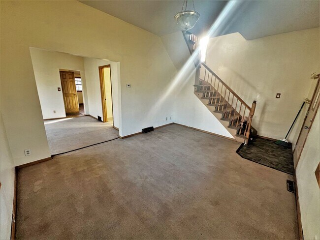 Foto del edificio - 801 E 6th- 4 bedroom house