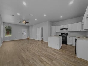 Building Photo - 2 Bowling Ln