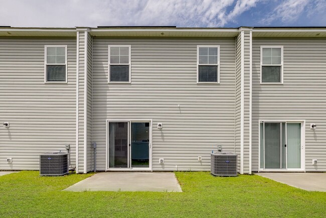 Foto del edificio - 3 Bed 2.5 Bath MODERN TOWNHOMES Conveniently located near I-95