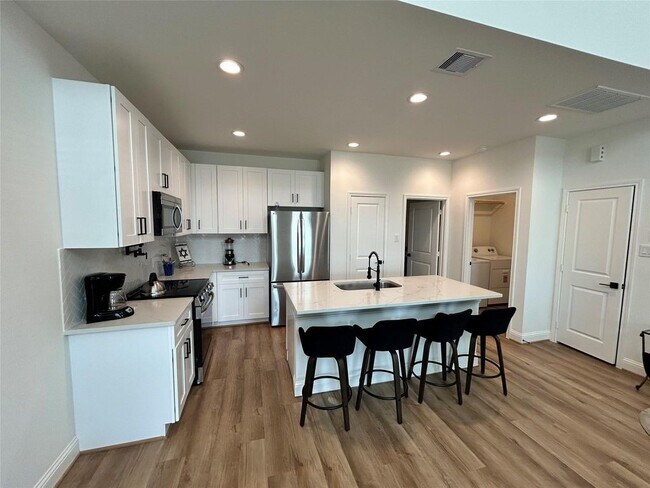 Building Photo - 12011 Rockview Dr