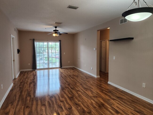 Foto del edificio - 8218 Green Parrot Rd