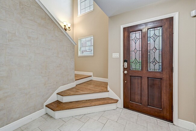 Building Photo - 2 Bedroom Three Story Townhome!