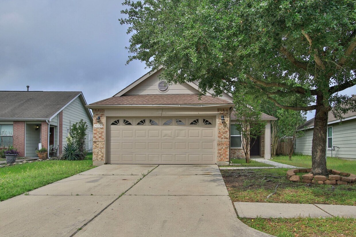 Primary Photo - 3BR Home in Legends Run with Community Poo...