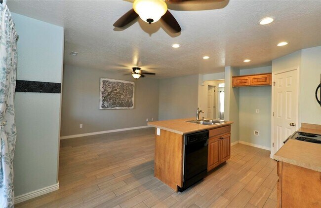 Building Photo - Cute Hidden Valley Townhome!