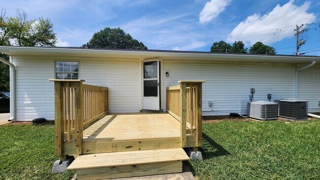 Foto del edificio - 2 Bed 1 Bath Unit - Completely Remodeled -...