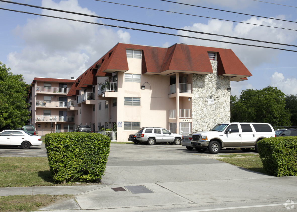 Building Photo - The Oaks