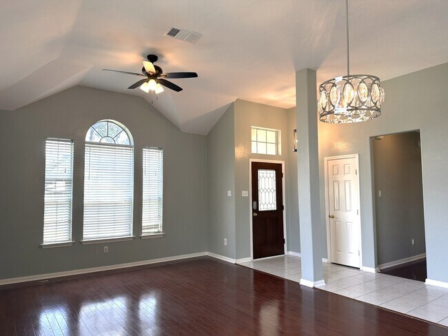 Foto del edificio - 8739 Saratoga Dr