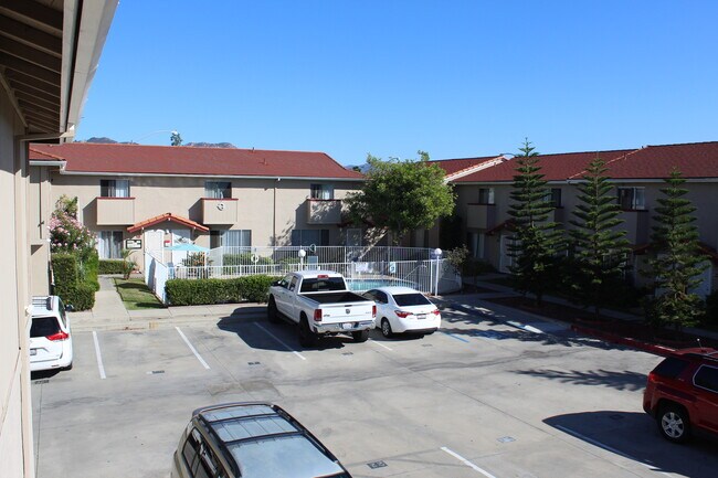 Building Photo - Broadway Townhouse Apartments