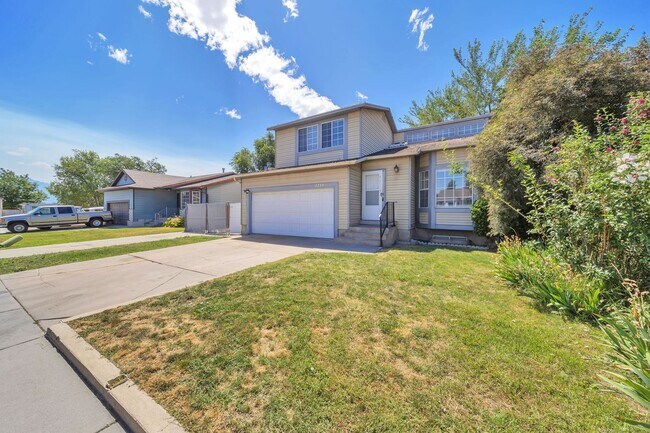 Building Photo - Spacious West Jordan Home w 2 car attached...