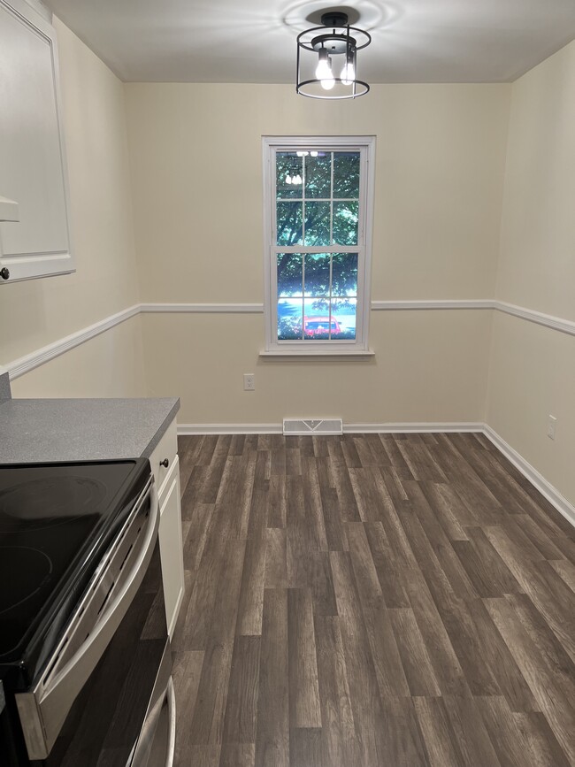 Eating area in kitchen - 45 Windsor Pass