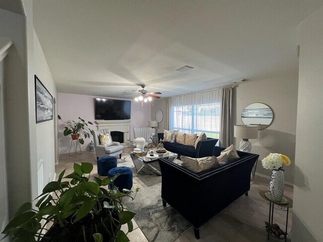 Foto del edificio - 11910 Ribbon Falls Dr