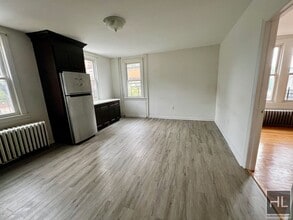 Building Photo - 3BR 1BA w/ On Site Laundry & In Fully Gut ...