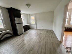 Building Photo - 3BR 1BA w/ On Site Laundry & In Fully Gut ...