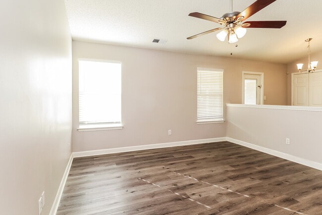 Building Photo - 533 River View Dr