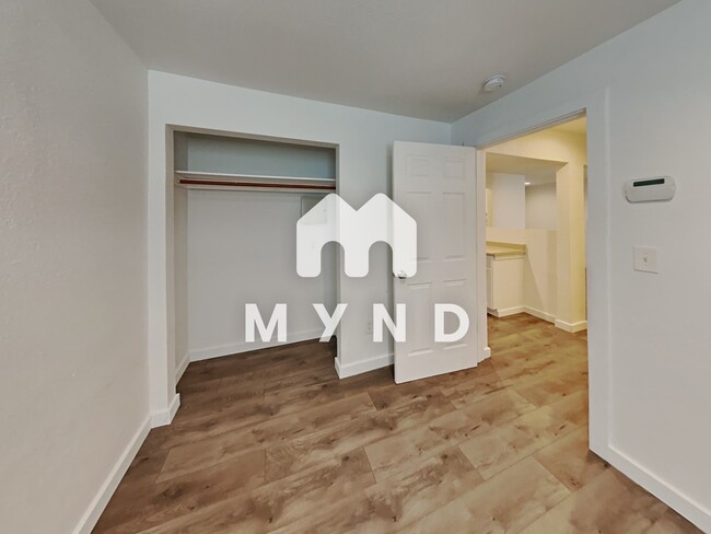 Building Photo - 1212 S 11th St Unit 30