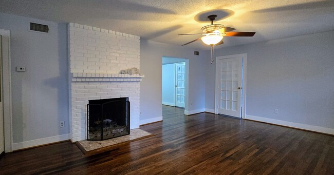 Building Photo - 3 BED 1.5 BATH HOME NEAR TCU!