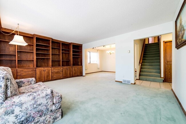 Building Photo - 5644 Dalhousie Dr NW