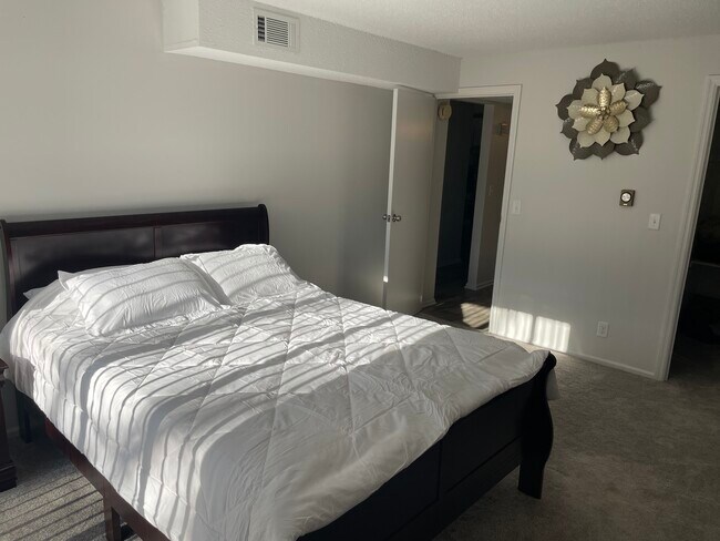 Foto del edificio - 7249 N Lakeside Ct