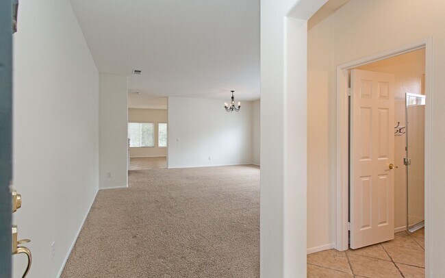 Foto del edificio - Grand and Gorgeous 5BR Home in La Fuente Gated Community!