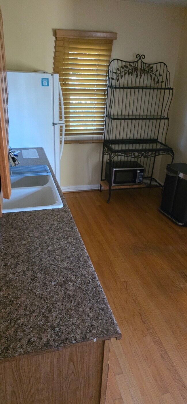 Building Photo - 1301 Lynngrove Dr