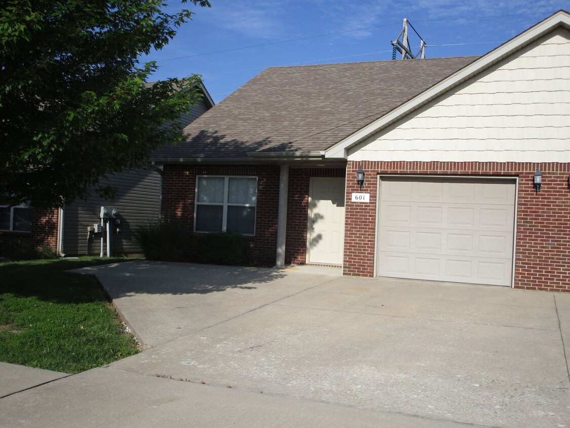 Primary Photo - 601-603-603 Glenstone Dr