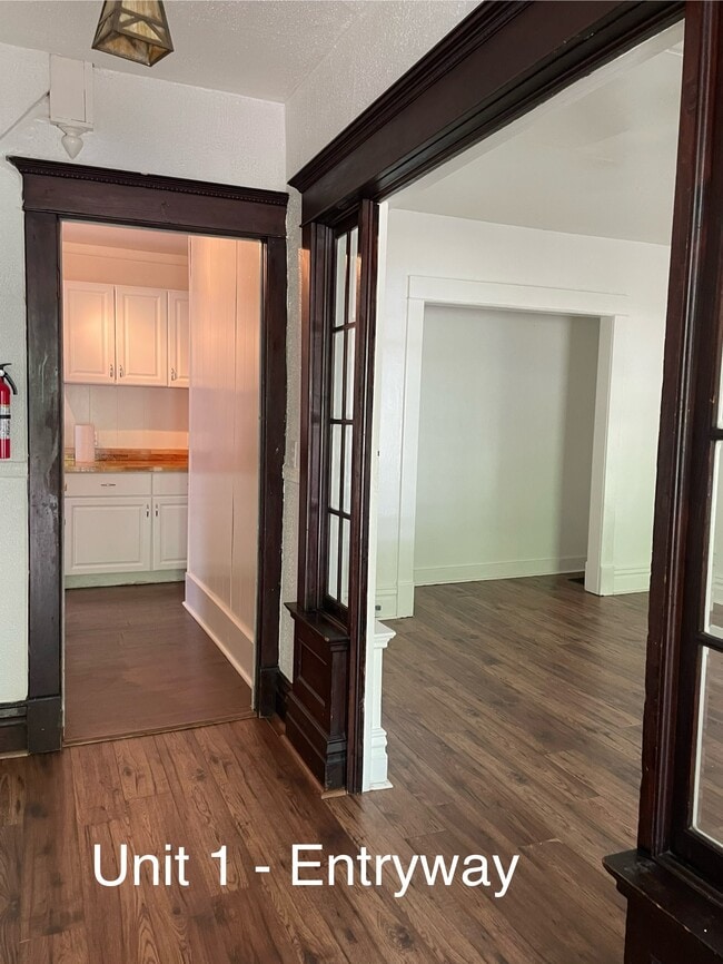 Building Photo - 707 Davis St