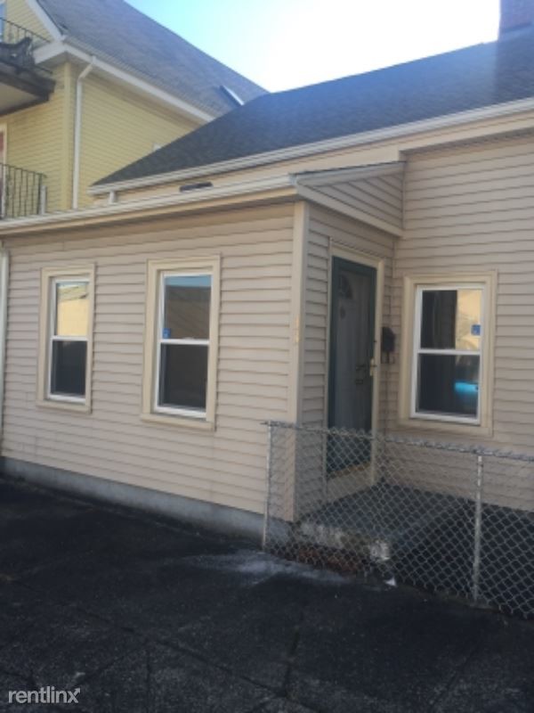 Foto del edificio - 4 br, 1 bath House - 33 Locust St