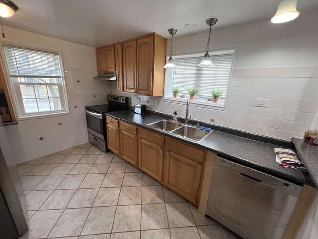 Building Photo - Furnished 3bed/2bath Greendale 2 Story Ava...