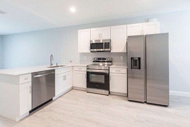 Foto del edificio - BRAND NEW Construction, 3 bed / 2 bath Ren...
