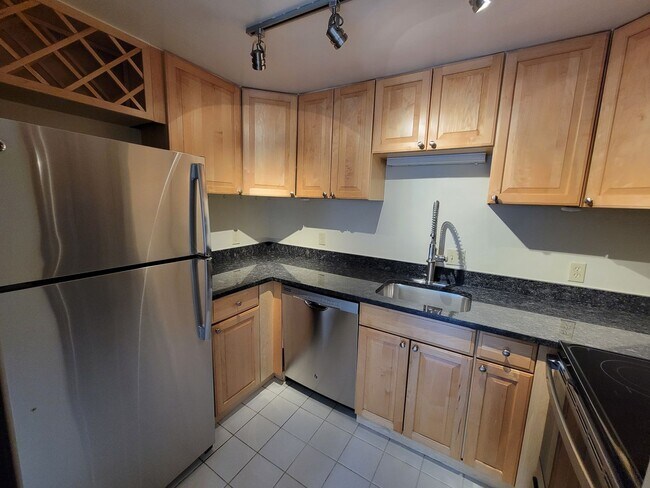 Foto del edificio - Spacious and Bright 2-level 1 BR in Adams Morgan
