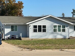 Building Photo - 2325 Victoria Dr SW