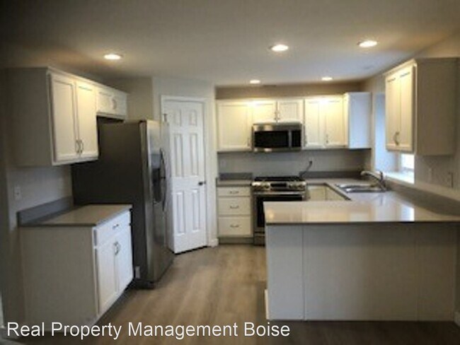 Building Photo - 4 br, 2 bath House - 648 W Woodbury Drive