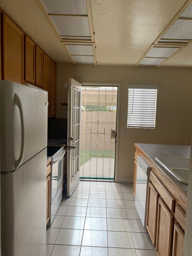 Building Photo - El Cajon Townhouse 2 br 1.5 bath