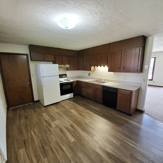 Big kitchen, lots of cabinets - 118 Darin Ct