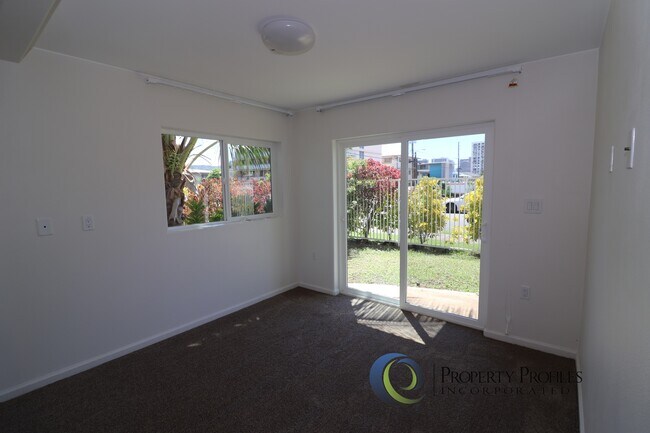 Foto del edificio - 2 Bedroom / 1 bath Ground Floor Kapahulu Apartment - Available Now!