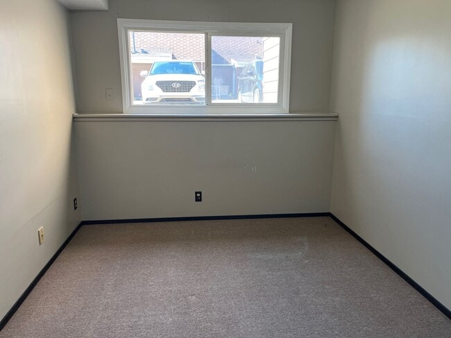 Building Photo - 3 Bed 1.5 Bath Unit in Olds, AB