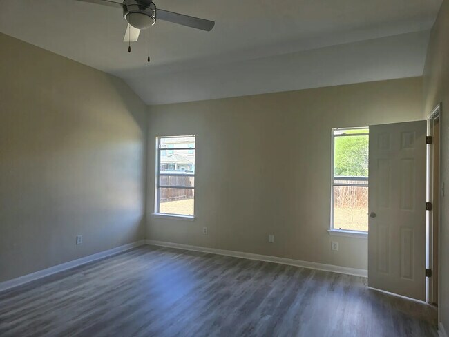 Foto del edificio - Room in Single Family Home on White Water Way