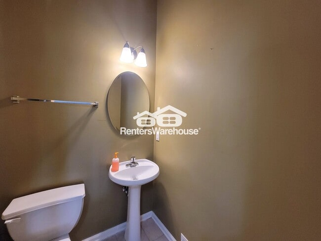 Building Photo - 52 Glenn St SE