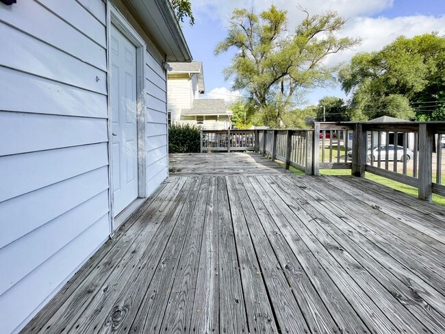 Building Photo - PRELEASING for AUGUST! Close to Campus: In-Unit Washer and Dryer