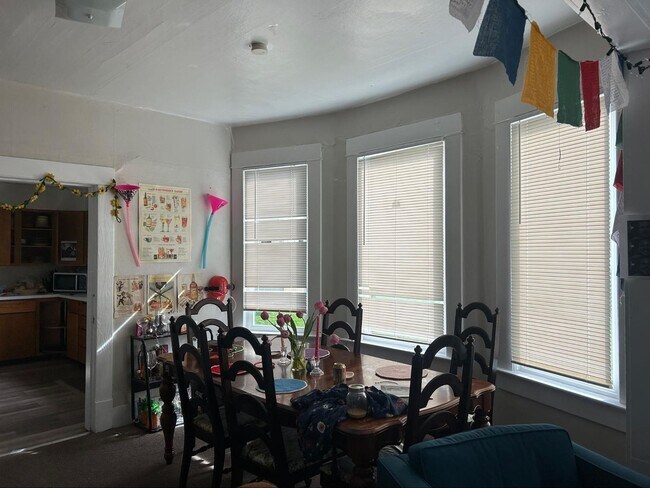 Foto del edificio - PRELEASE: Spacious 6+ bdrm/2 bath in York Neighborhood