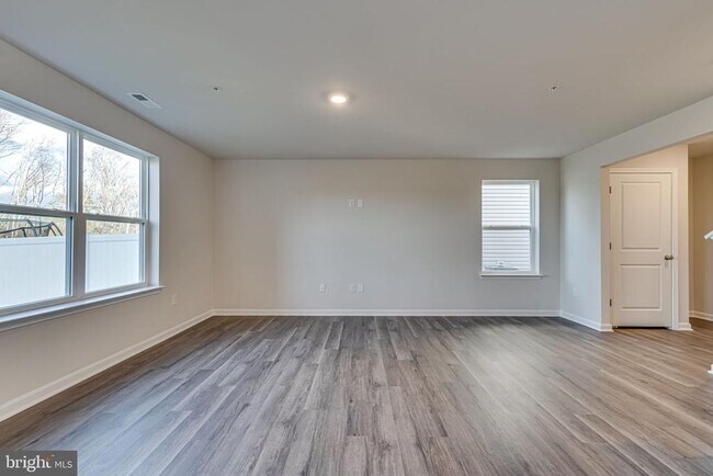 Building Photo - 186 CHARMING FOREST Ave