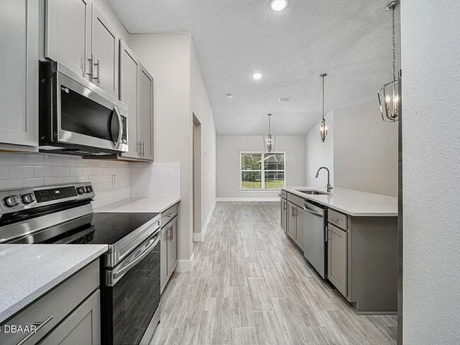 Building Photo - 60 Ballenger Ln