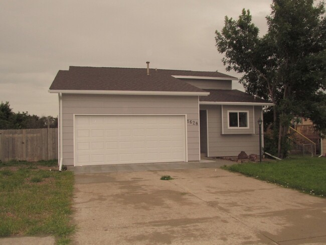 Building Photo - 3 BEDROOM | 2 BATH | UPDATED | GARAGE | RA...