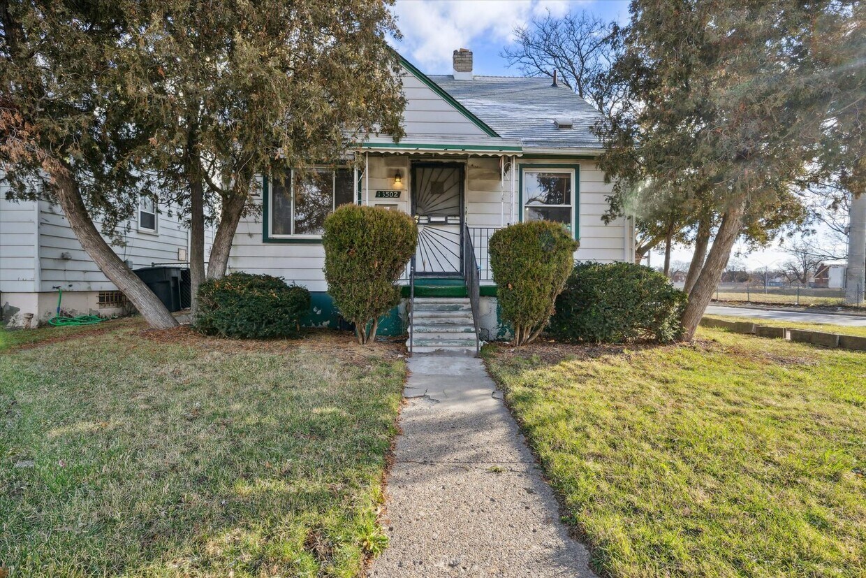 Primary Photo - $1200 3 bedroom bungalow - REDUCED MOVE IN...
