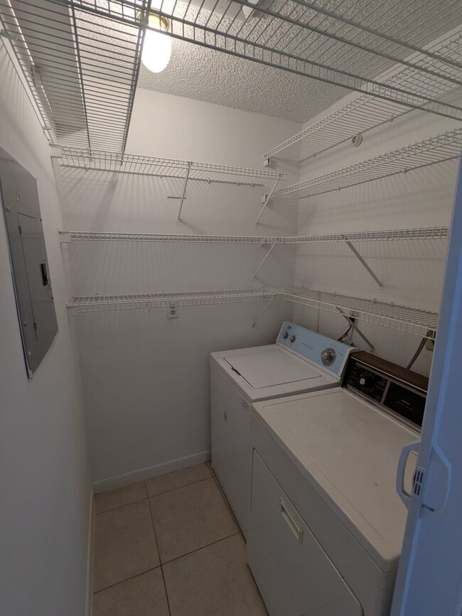 Building Photo - 2845 W 76th St