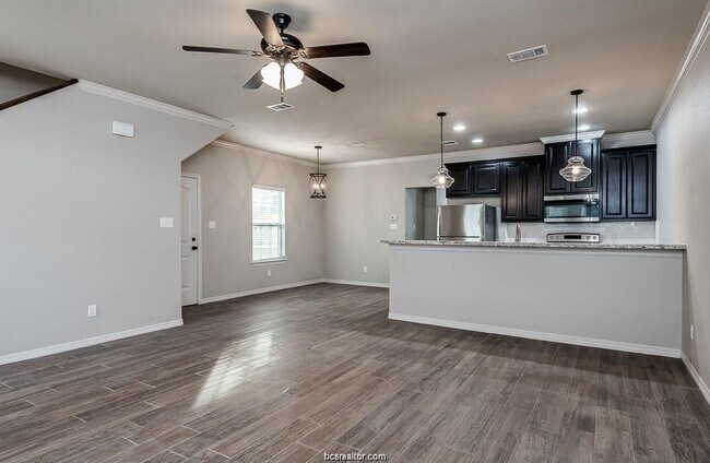 Building Photo - 303 Live Oak St