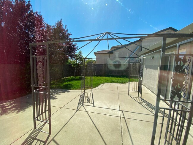 Foto del edificio - Beautiful 5 Bedroom Home