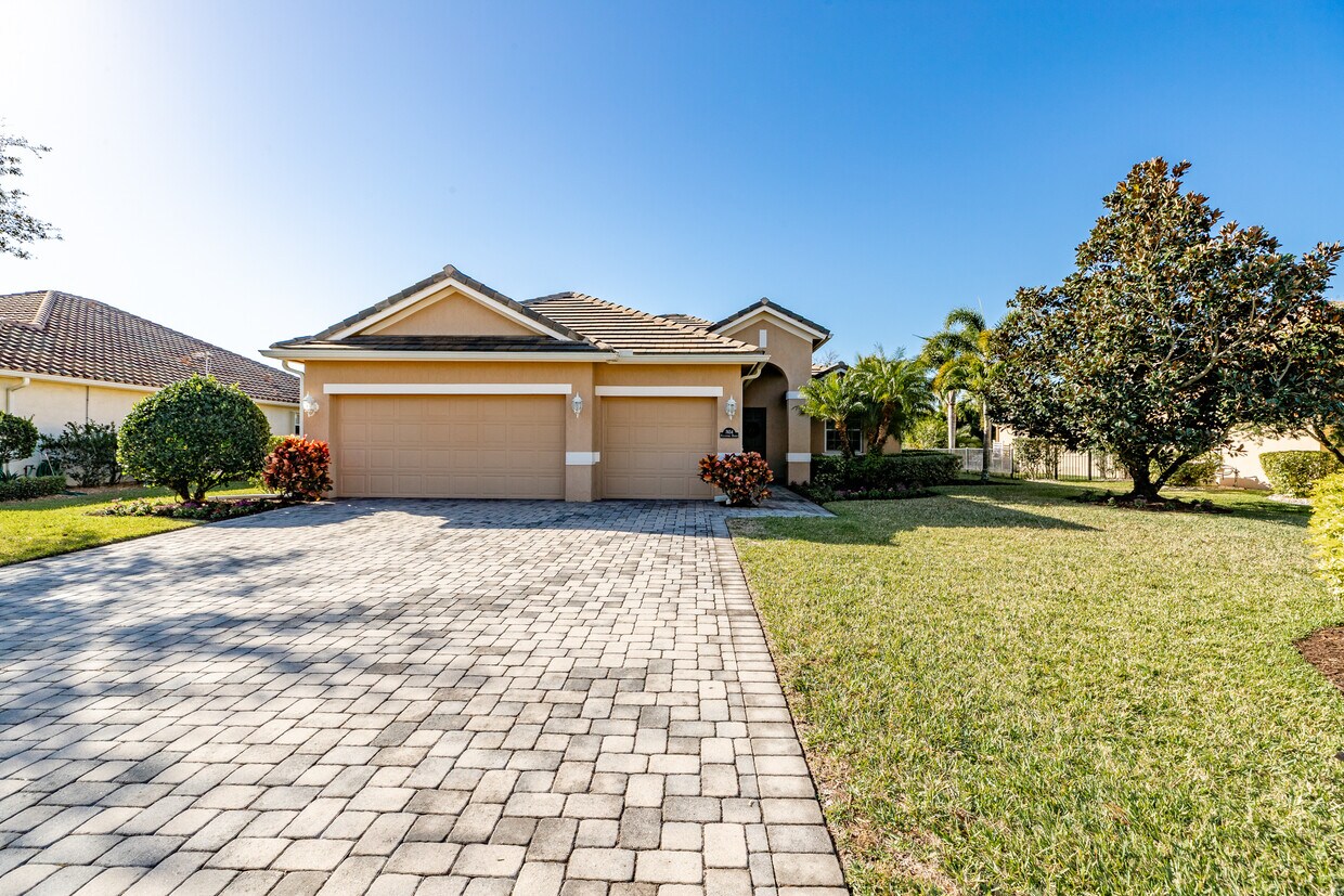 Primary Photo - 7654 Fieldstone Ranch Square