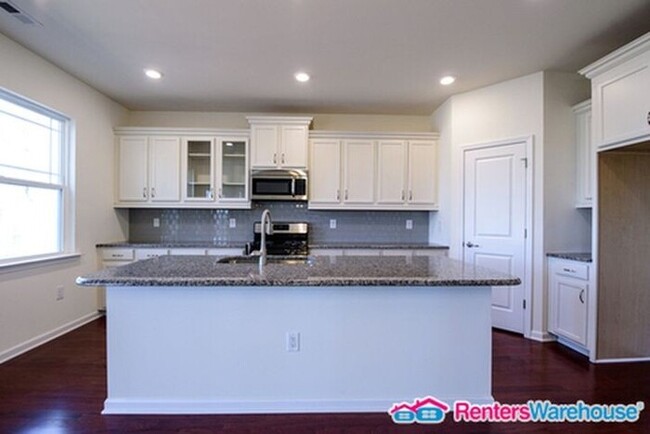 Building Photo - Spacious open floorplan!!