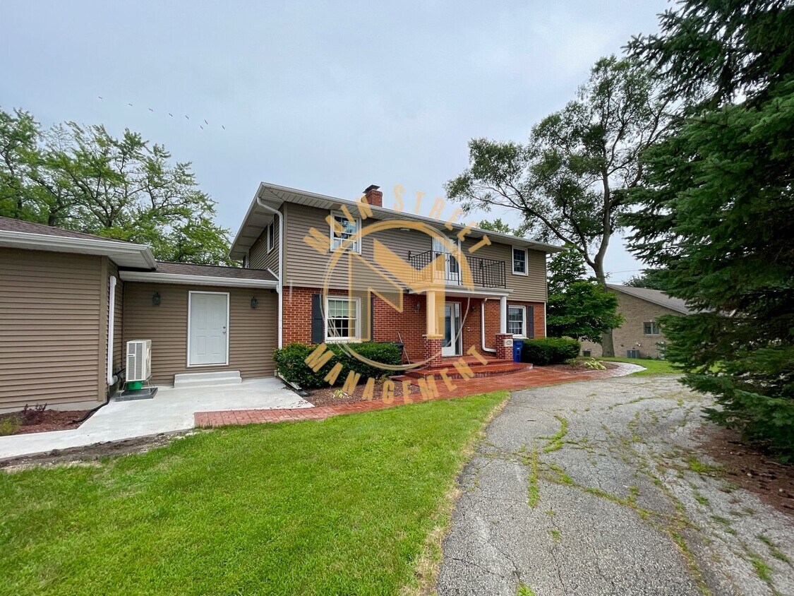 Primary Photo - 4 Bed 2.5 Bath Single Family Home - On the...
